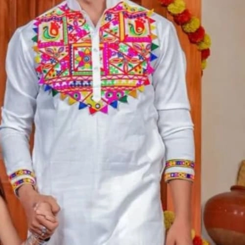 beautiful family traditional dressed — 3